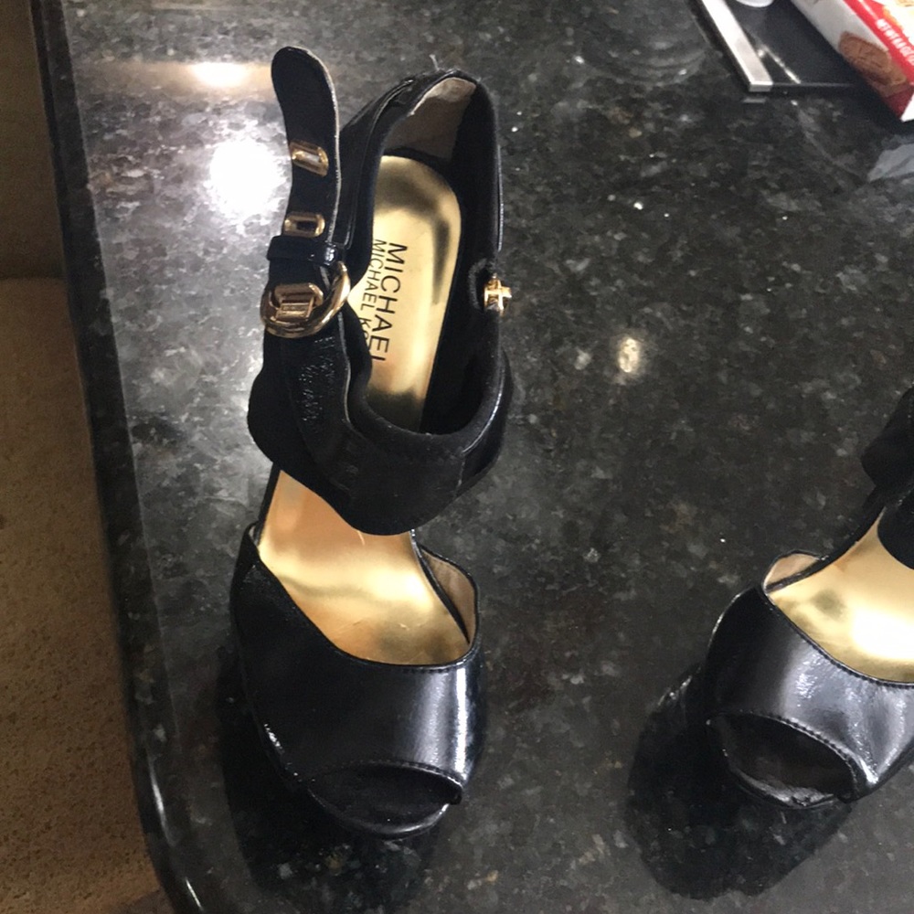 Michael kors shoes I am 7.5 and fits me